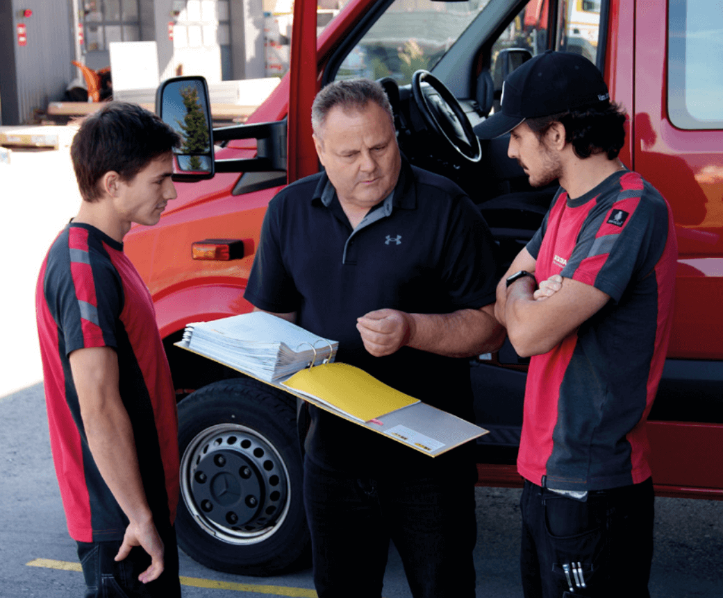 Magazin Blickpunkt: Arno im Gespräch mit Fahrern eines Kunden